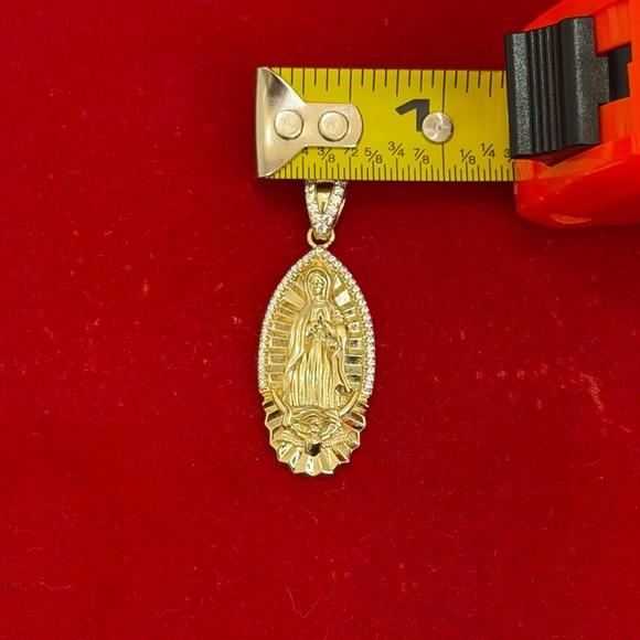 925 Sterling Silver 18K Gold Plated Virgin Mary Pendant Iced CZ 8g Unisex - Picture 7 of 7